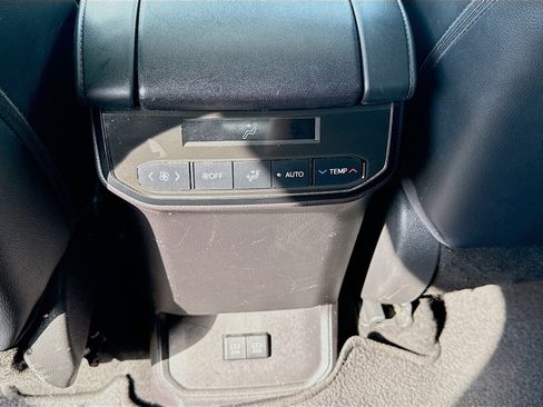 Used 2020 Toyota Highlander XLE image 23