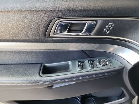 Used 2018 Ford Explorer XLT image 12