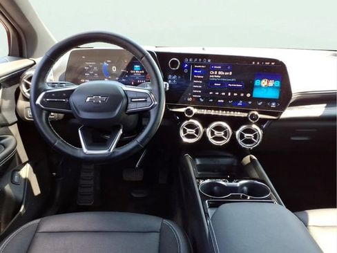 Used 2025 Chevrolet Blazer EV LT FWD image 9