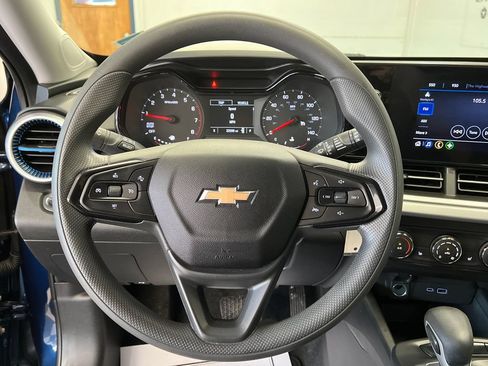 Used 2024 Chevrolet Trax LS w/ LS Convenience Package FWD image 18
