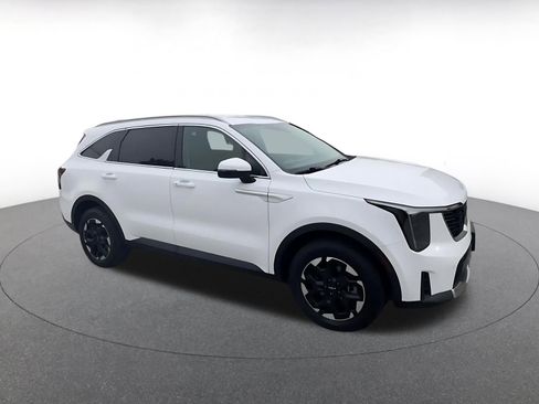 Used 2024 Kia Sorento S image 2