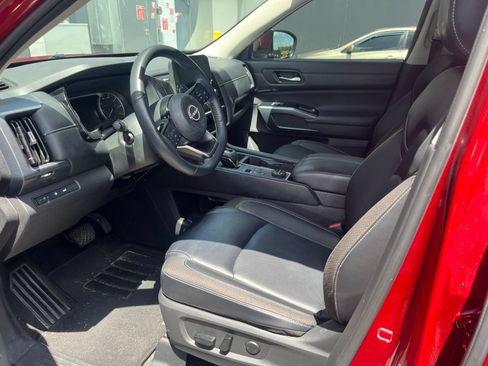Used 2024 Nissan Pathfinder SL AWD/4WD image 3