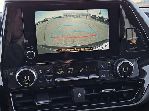 Used 2024 Toyota Highlander XLE image 17