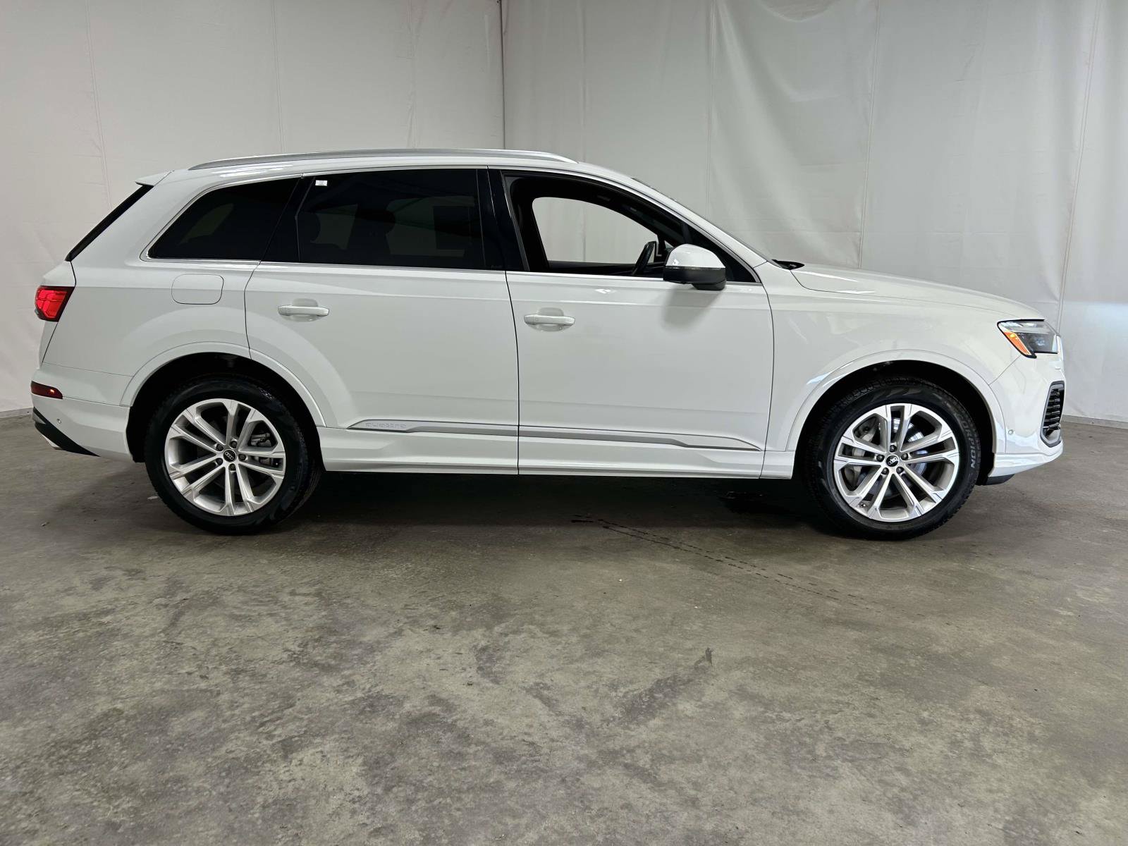 Used 2025 Audi Q7 3.0T Premium Plus AWD/4WD image 2