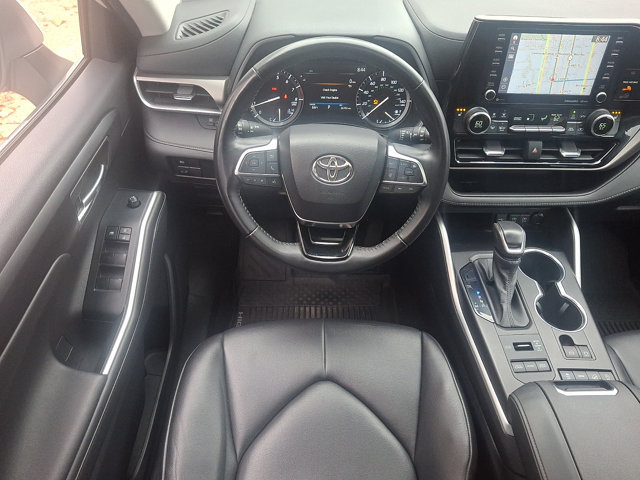 Used 2020 Toyota Highlander XLE AWD/4WD image 14