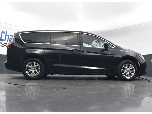 Used 2024 Chrysler Voyager LX image 22