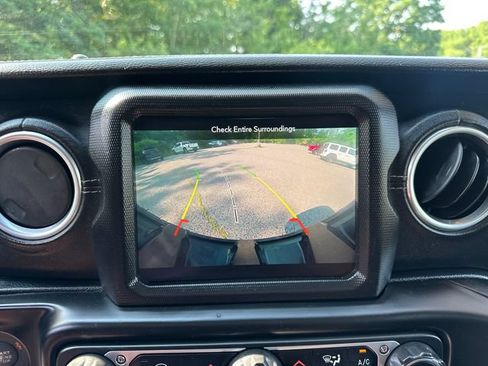 Used 2018 Jeep Wrangler Unlimited Sahara AWD/4WD image 34