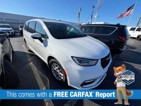 Used 2023 Chrysler Pacifica Touring-L image 2