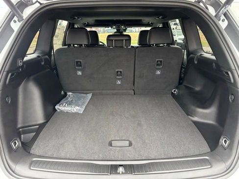 New 2025 Jeep Grand Cherokee Altitude image 11