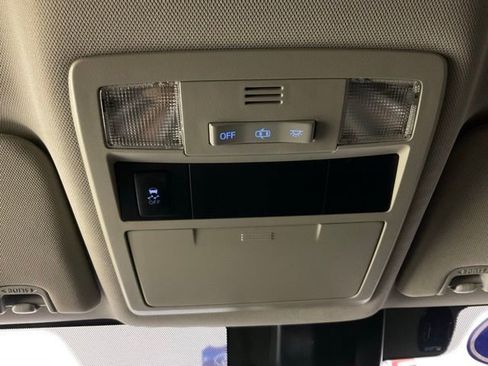 Used 2018 Toyota Tacoma SR image 19