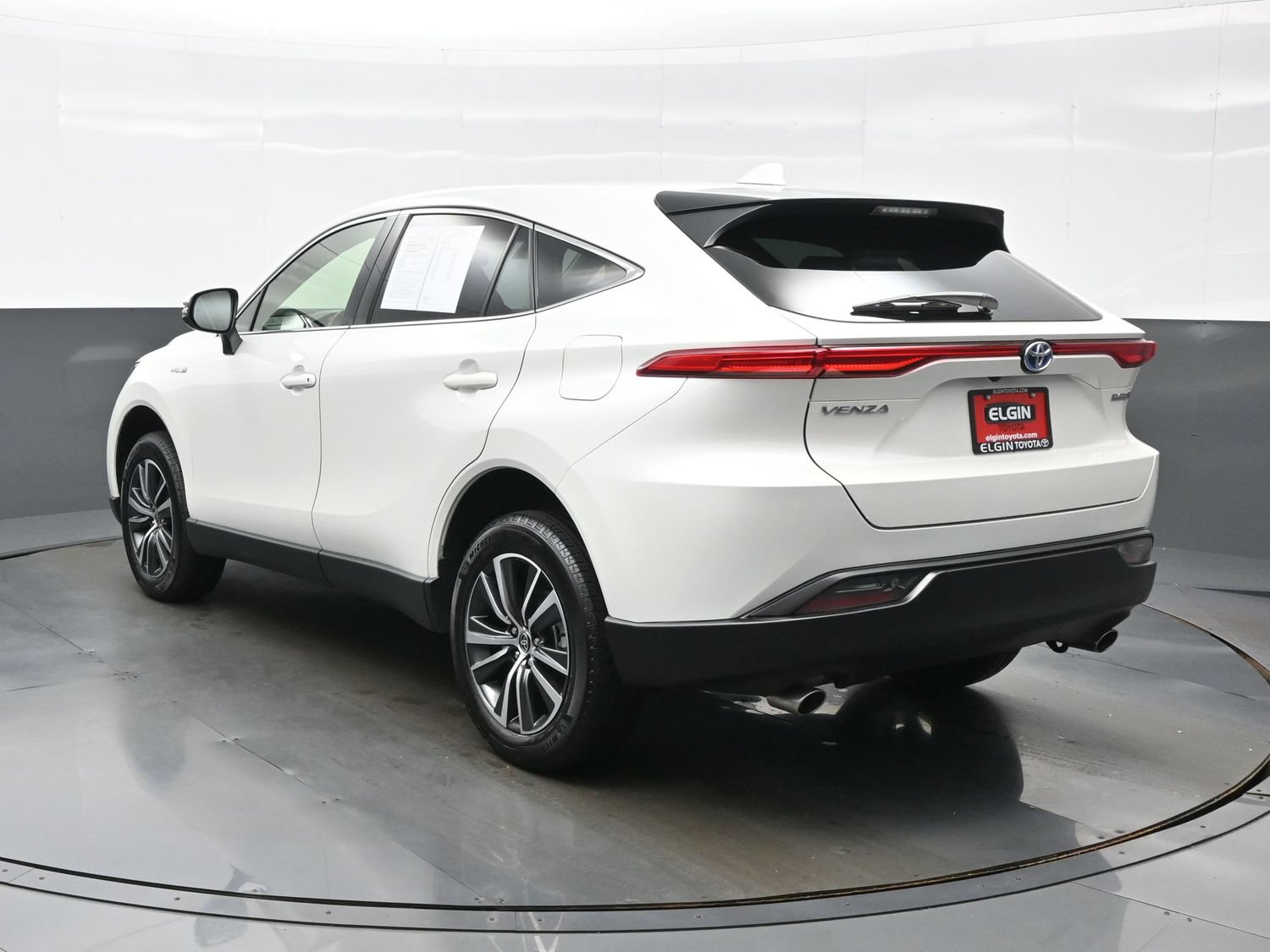 Used 2021 Toyota Venza LE AWD/4WD image 4