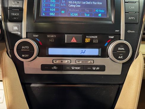 Used 2014 Toyota Camry XLE w/ Leather Package FWD image 19