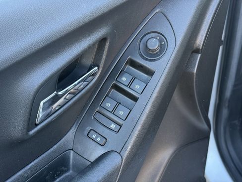 Used 2019 Chevrolet Trax LT w/ LT Convenience Package image 12