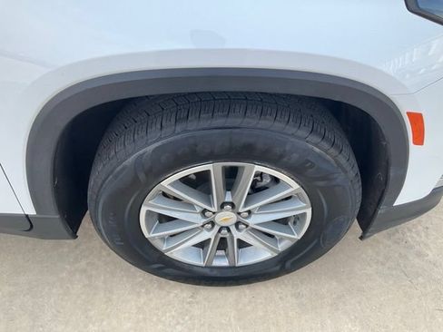 Used 2023 Chevrolet Traverse LT FWD image 36