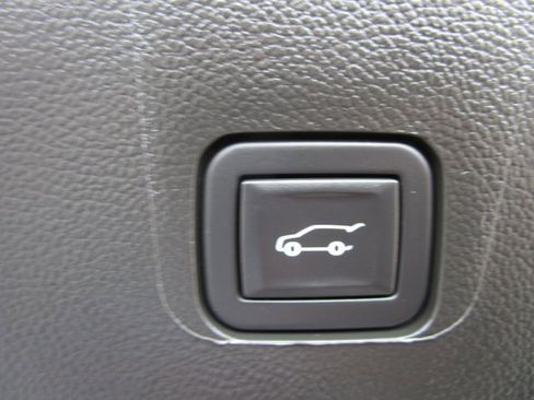 Used 2023 Chevrolet Traverse LT image 23