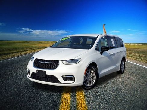 Certified 2024 Chrysler Pacifica Touring-L image 33