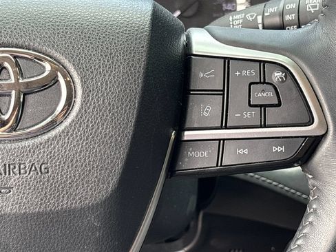 Used 2023 Toyota Highlander XLE FWD image 21