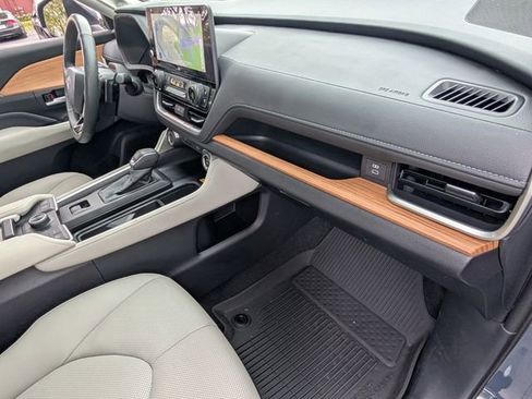 Used 2025 Toyota Grand Highlander AWD image 22