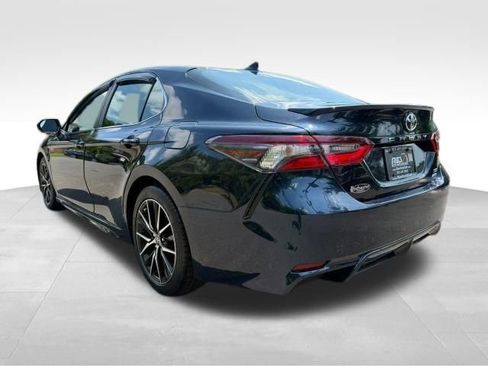 Used 2021 Toyota Camry SE image 3