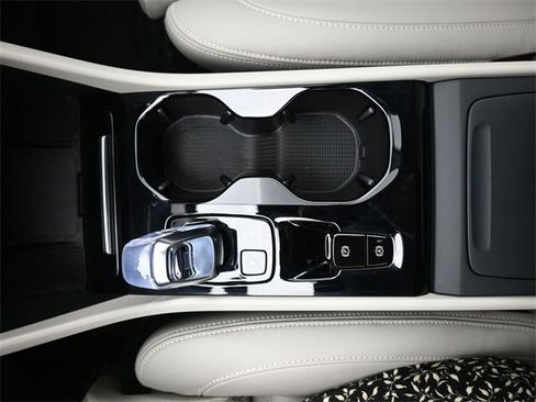 Used 2024 Volvo XC40 B5 Ultimate w/ Protection Package Premier image 10