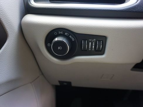 Used 2018 Chrysler Pacifica Touring Plus FWD image 4
