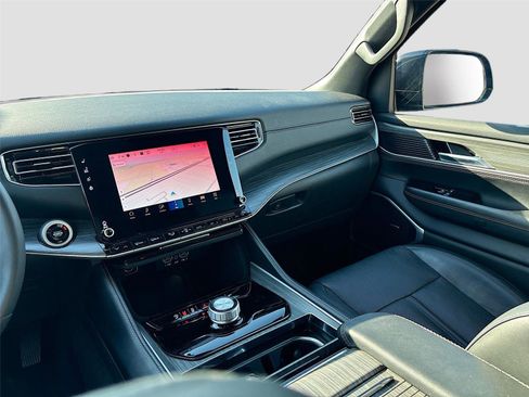 Used 2024 Jeep Wagoneer L Series II image 24