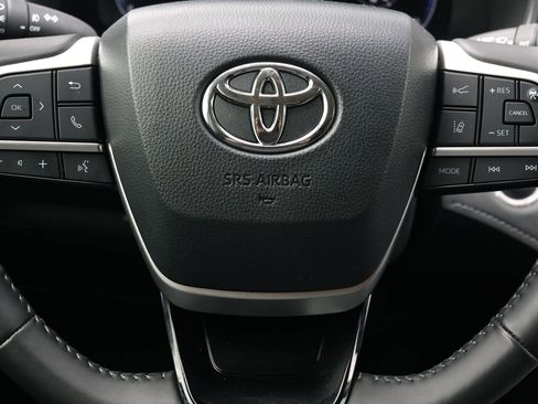 Used 2024 Toyota Highlander Limited AWD/4WD image 17