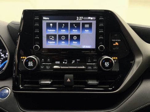 Used 2020 Toyota Highlander XLE image 28