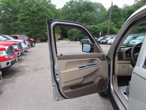 Used 2008 Jeep Liberty Limited w/ Premium Sound Group AWD/4WD image 16