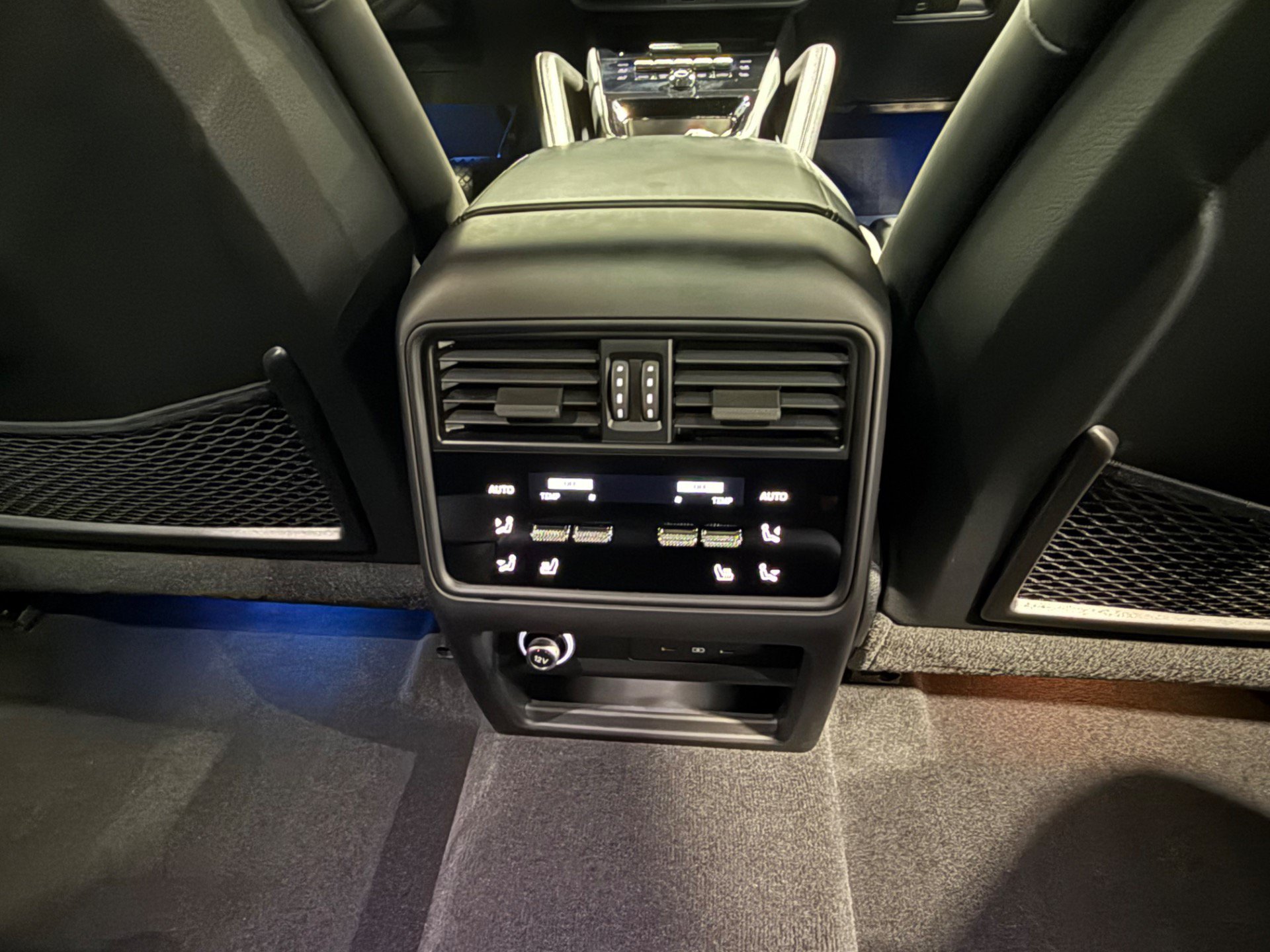 Used 2024 Porsche Cayenne Coupe AWD/4WD image 56