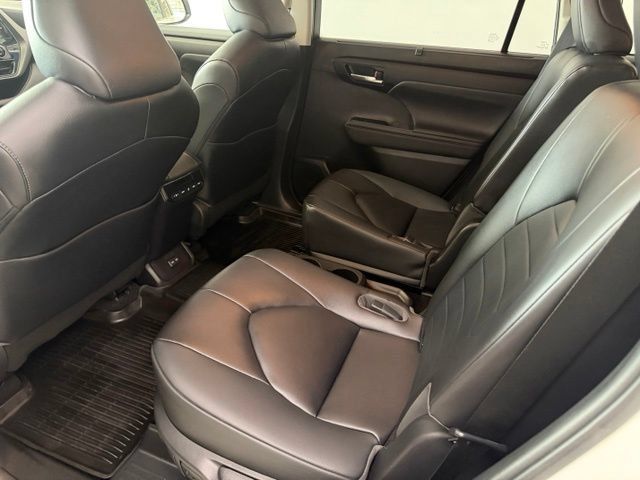 Used 2023 Toyota Highlander XLE AWD/4WD image 23