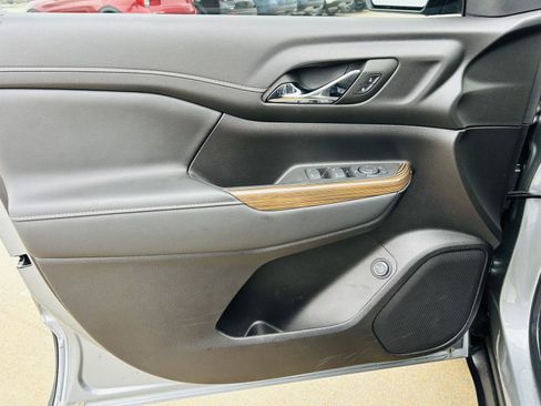 Used 2023 GMC Acadia SLE w/ Driver Convenience Package image 13