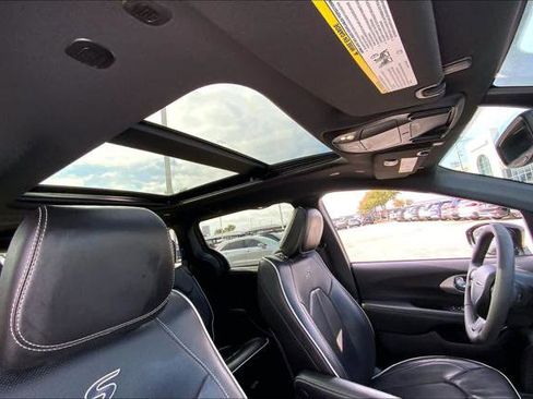 Certified 2025 Chrysler Pacifica Limited image 19