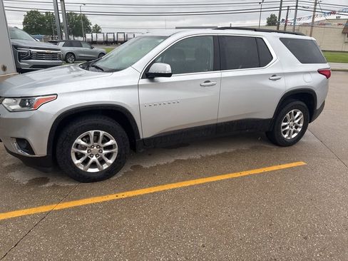Used 2020 Chevrolet Traverse LT w/ Driver Confidence II Package AWD/4WD image 1