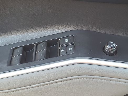 Certified 2023 Toyota Highlander L image 27