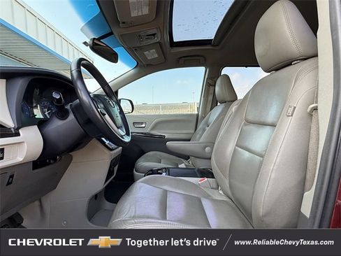 Used 2017 Toyota Sienna XLE image 28