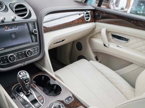 Used 2017 Bentley Bentayga image 19