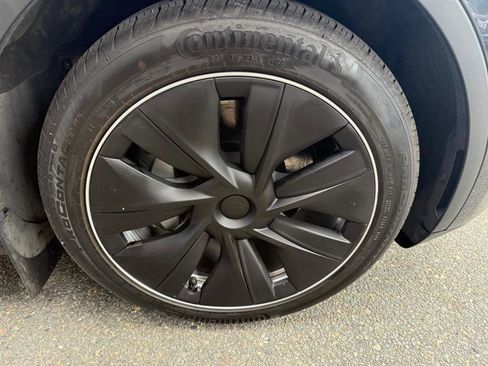 Used 2024 Tesla Model Y Long Range AWD/4WD image 11