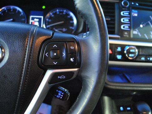 Used 2014 Toyota Highlander Limited image 25