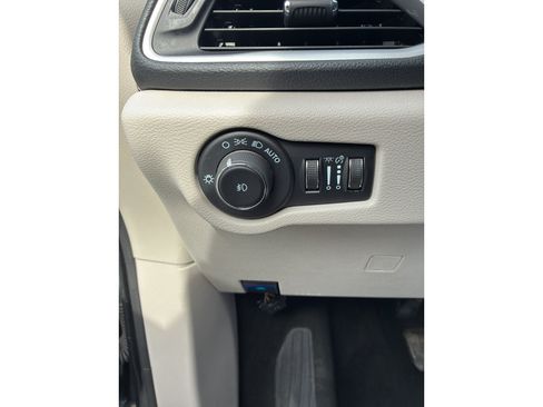 Used 2023 Chrysler Pacifica Touring-L FWD image 17