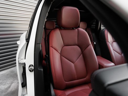 Certified 2026 Porsche Macan AWD/4WD image 32
