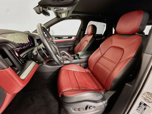 Certified 2024 Porsche Cayenne AWD/4WD image 5