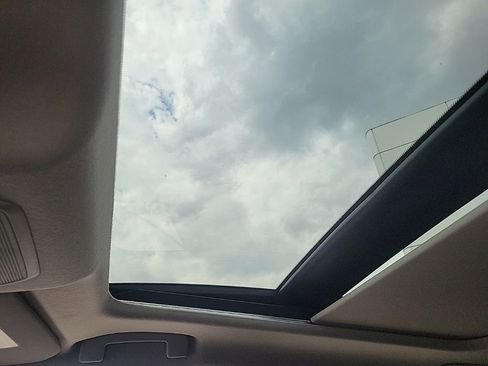 New 2025 Nissan Kicks SR w/ SR Premium Package image 34