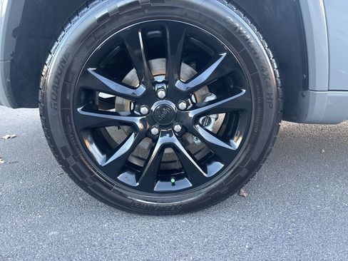 Used 2022 Jeep Grand Cherokee Laredo X image 2