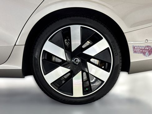 Used 2024 Volvo S60 T8 Ultimate w/ Climate Package image 11