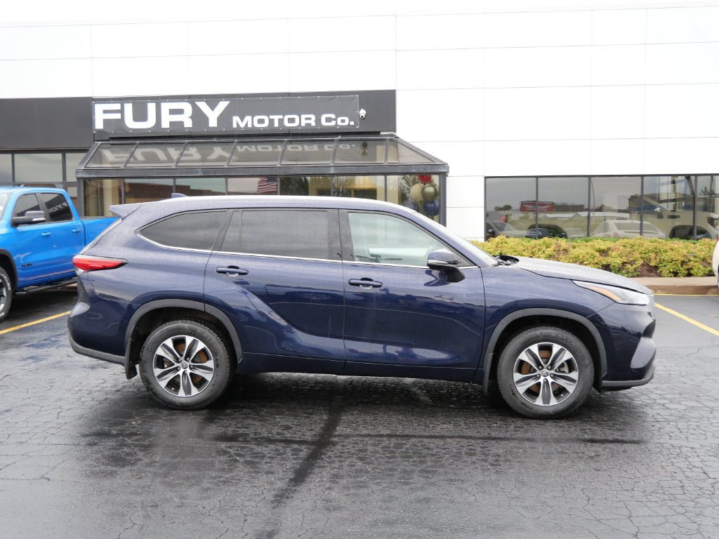 Used 2022 Toyota Highlander XLE AWD/4WD image 1