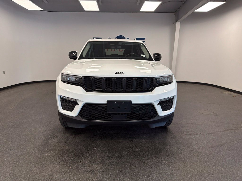 Used 2023 Jeep Grand Cherokee Limited w/ Black Appearance Package AWD/4WD image 3