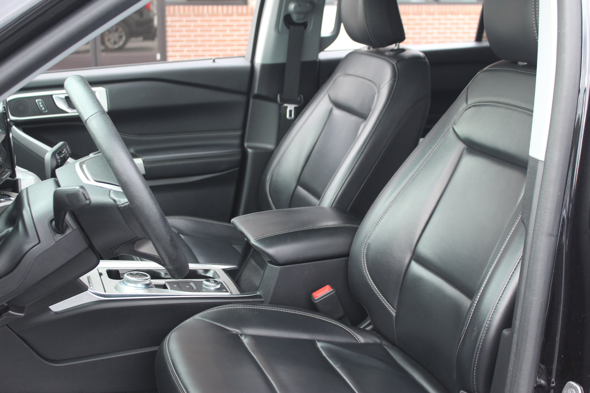Used 2021 Ford Explorer XLT w/ Equipment Group 202A AWD/4WD image 13