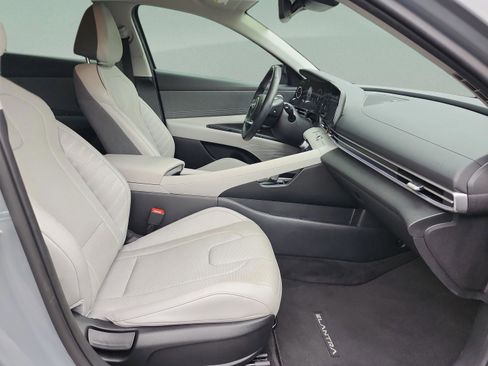 Used 2022 Hyundai Elantra Limited image 18