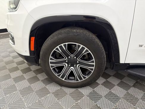 Used 2024 Jeep Wagoneer L Series II w/ Flexible Seating Group RWD image 13